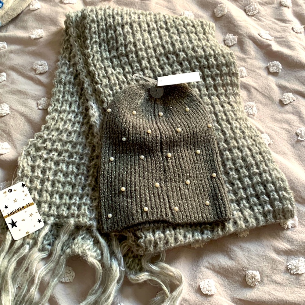 Beanie with “ pearls”and gray knitted scarf